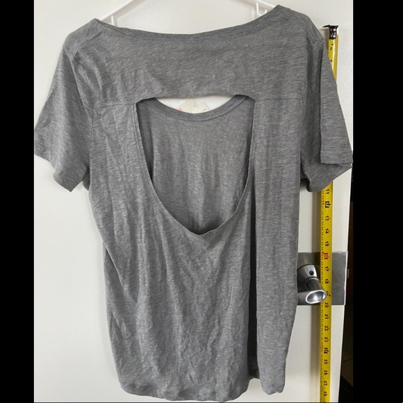 BNWT Victoria’s Secret “PINK” (grey) back cutout T-shirt size L - Picture 2 of 3